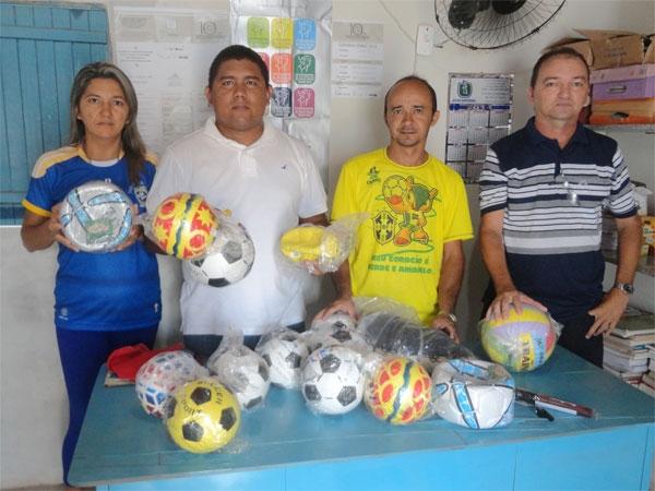 SEMEC faz entrega de material esportivo às escolas municipais  - Imagem 2