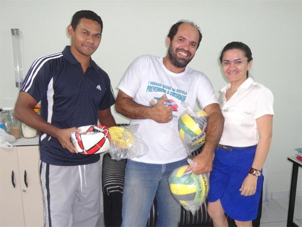 SEMEC faz entrega de material esportivo às escolas municipais  - Imagem 6