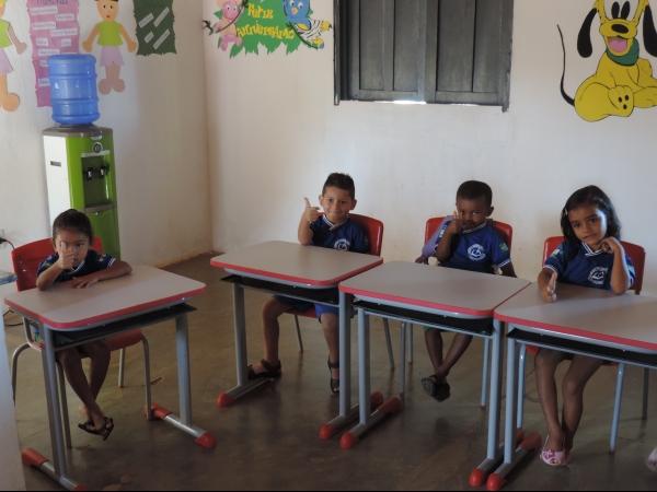 A SEMEC em parceria com a prefeitura Municipal de Barra D’Alcântara iniciaram a entrega de fardamentos escolares para os alunos da rede publica - Imagem 3