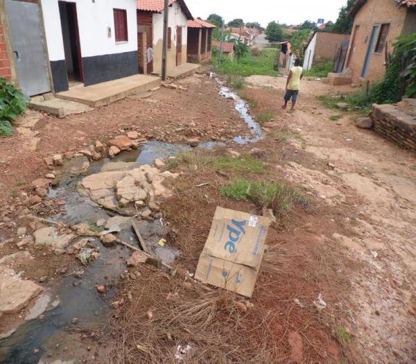 Cansada de esperar providências da Prefeitura, mulher decide roçar rua onde mora  - Imagem 13
