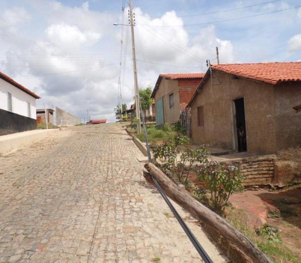 Fios escorados por pedaço de madeira há quase dois meses, autoridades não tomam providências - Imagem 3