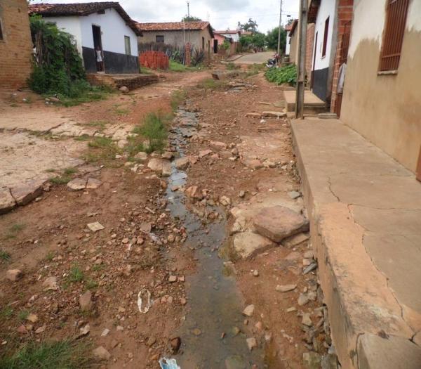 Cansada de esperar providências da Prefeitura, mulher decide roçar rua onde mora  - Imagem 12