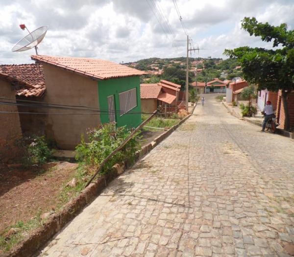 Fios escorados por pedaço de madeira há quase dois meses, autoridades não tomam providências - Imagem 1