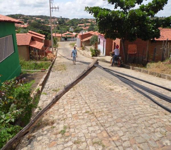 Fios escorados por pedaço de madeira há quase dois meses, autoridades não tomam providências - Imagem 2