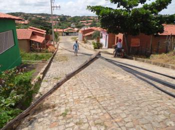 Fios escorados por pedaço de madeira há quase dois meses, autoridades não tomam providências 