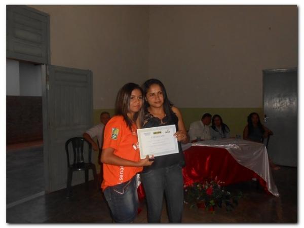 Solenidade de entrega de Certificados dos cursos de Auxiliar de Recursos Humanos, Vendedor, Manicure Pedicure e Salgadeiro  - Imagem 37