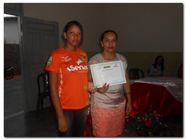 Solenidade de entrega de Certificados dos cursos de Auxiliar de Recursos Humanos, Vendedor, Manicure Pedicure e Salgadeiro  - Imagem 35