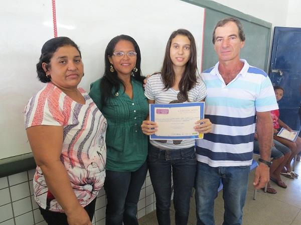 Escola da Rede Estadual de Ensino realiza entrega de Certificados