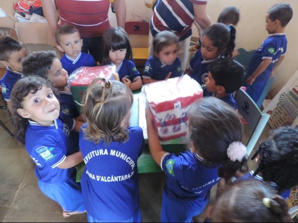 Entrega de fardamento na Creche Menino Jesus - Imagem 7