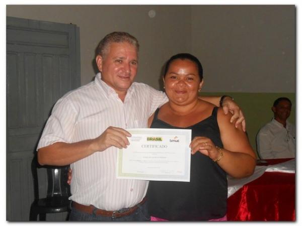Solenidade de entrega de Certificados dos cursos de Auxiliar de Recursos Humanos, Vendedor, Manicure Pedicure e Salgadeiro  - Imagem 47