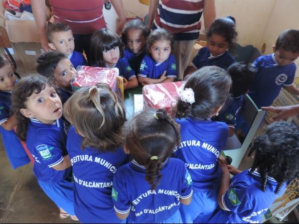 Entrega de fardamento na Creche Menino Jesus - Imagem 8