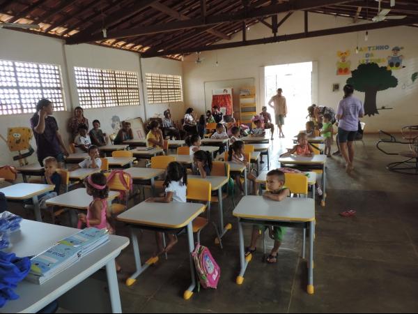 Entrega de fardamento na Creche Menino Jesus - Imagem 1