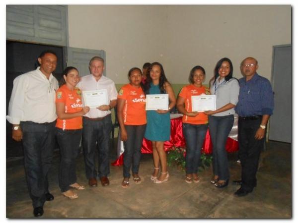 Solenidade de entrega de Certificados dos cursos de Auxiliar de Recursos Humanos, Vendedor, Manicure Pedicure e Salgadeiro  - Imagem 54