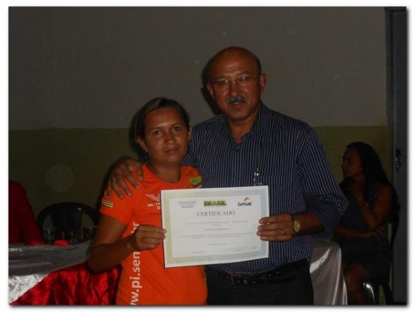 Solenidade de entrega de Certificados dos cursos de Auxiliar de Recursos Humanos, Vendedor, Manicure Pedicure e Salgadeiro  - Imagem 50