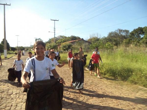 Secretária de Saúde em parceria com as escolas na prevenção contra dengue no Buriti do Castelo - Imagem 5
