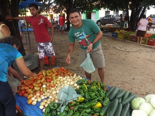Vice-prefeito Raimundo do PT e Primeira dama Clarissa Lira, visitaram a Feira Livre - Imagem 3