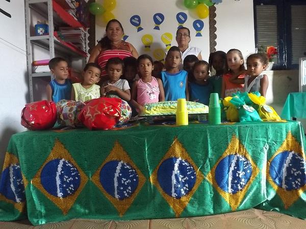 Creche Pequeno Polegar realiza festa de aniversário para as crianças 