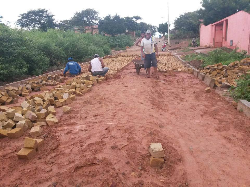 Mais uma Rua do Bairro São José recebe calçamento