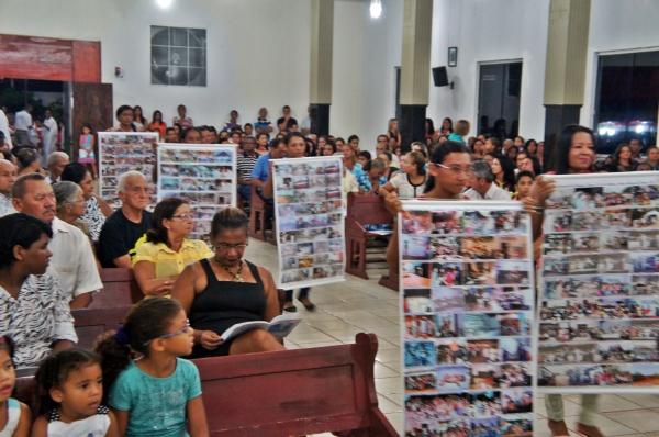 Fieis lotam santuário. - Imagem 3