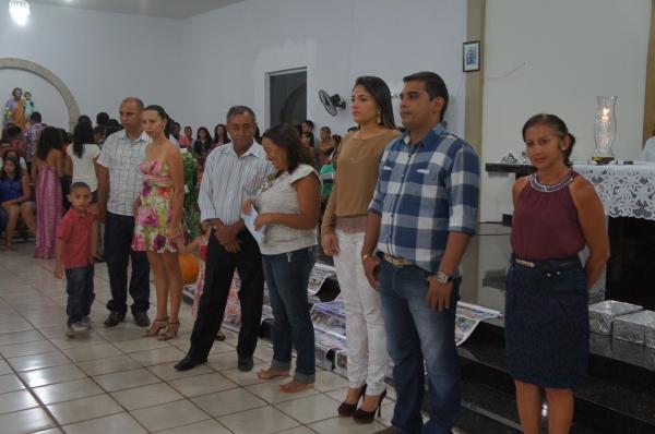 Fieis lotam santuário. - Imagem 6