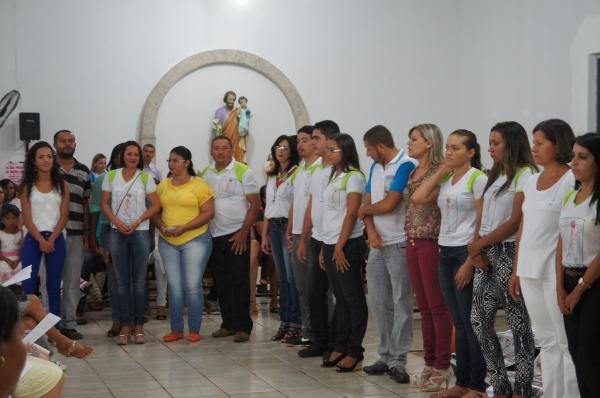 Fieis lotam santuário. - Imagem 5