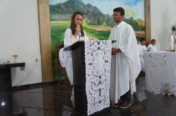 Fieis lotam santuário. - Imagem 7