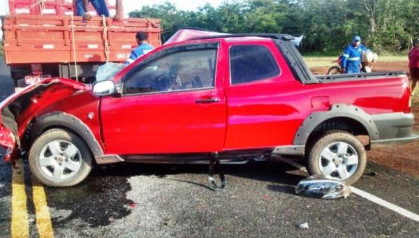 Colisão de veículos deixa 3 pessoas feridas e presas às ferragens - Imagem 3