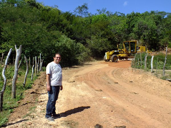 Prefeito Alecxo Belo visita obras de Recuperação de Estradas Rurais