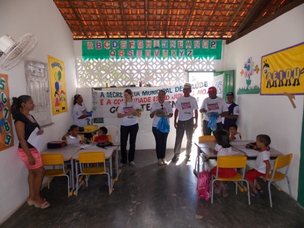 Secretaria municipal de Saúde realiza campanha preventiva contra a Dengue - Imagem 10