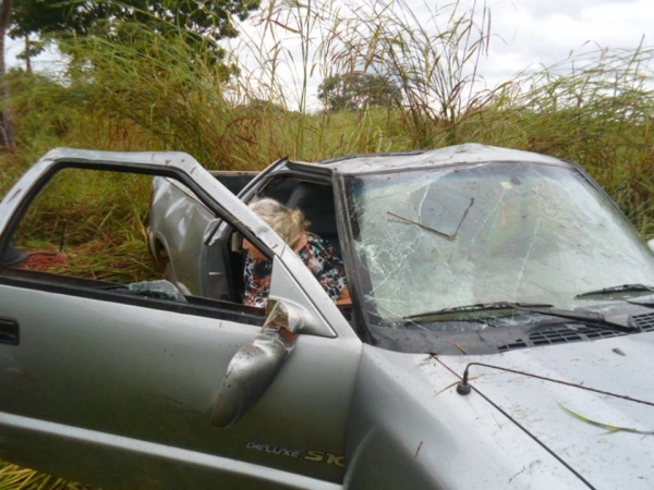 Veículo com 5 pessoas de Amarante capota na BR-343 - Imagem 3