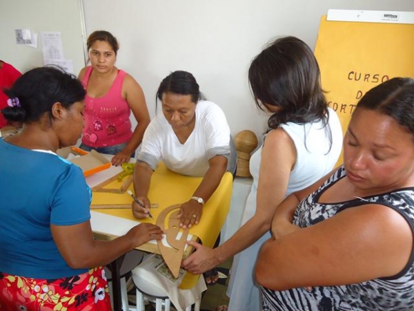 Secretaria Municipal de Assistência Social Promove Curso de Corte e Costura - Imagem 6
