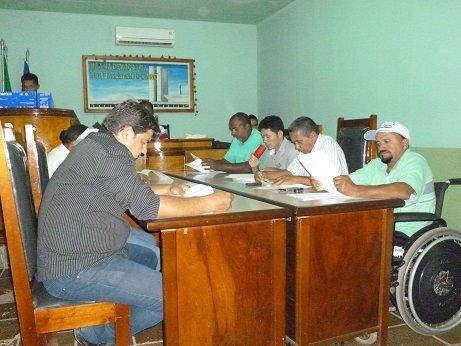 Vereadores frustram grande parte da população municipal e aprovam por 7x2 as contas do ex-prefeito - Imagem 1