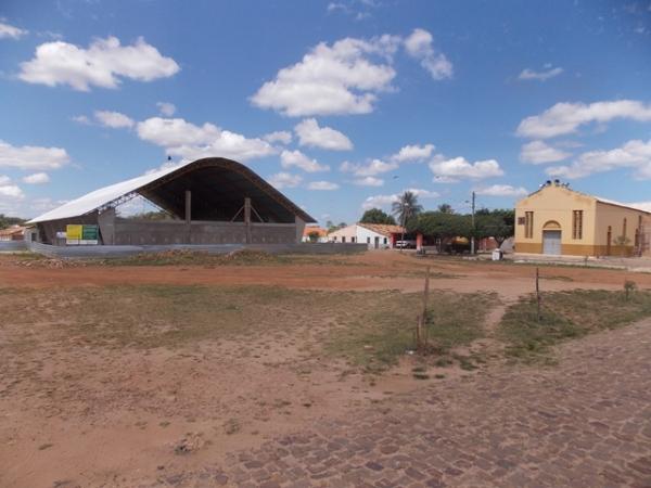 Obras de construção da Quadra Poliesportiva da Escola Genésio Moreira seguem a todo vapor - Imagem 1