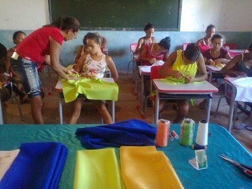 oficinas de geração de renda ensinam às mulheres da comunidade do município de Arraial - PI. - Imagem 1