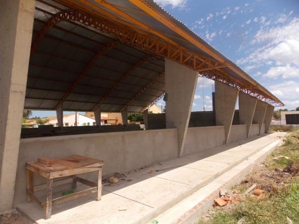 Obras de construção da Quadra Poliesportiva da Escola Genésio Moreira seguem a todo vapor - Imagem 9