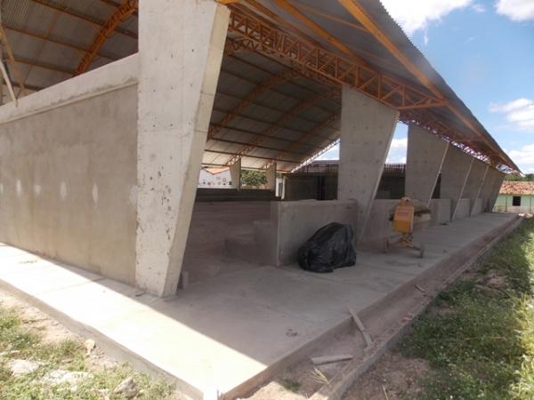 Obras de construção da Quadra Poliesportiva da Escola Genésio Moreira seguem a todo vapor - Imagem 7