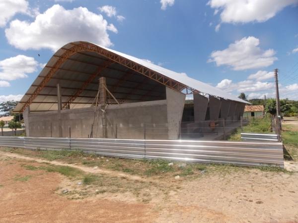 Obras de construção da Quadra Poliesportiva da Escola Genésio Moreira seguem a todo vapor - Imagem 10
