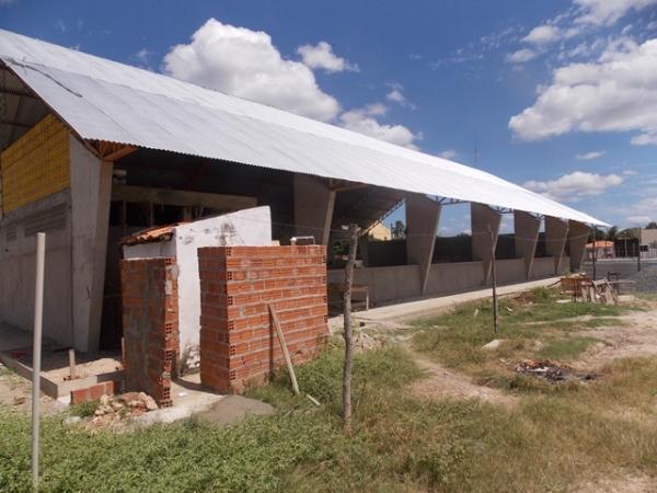 Obras de construção da Quadra Poliesportiva da Escola Genésio Moreira seguem a todo vapor - Imagem 5