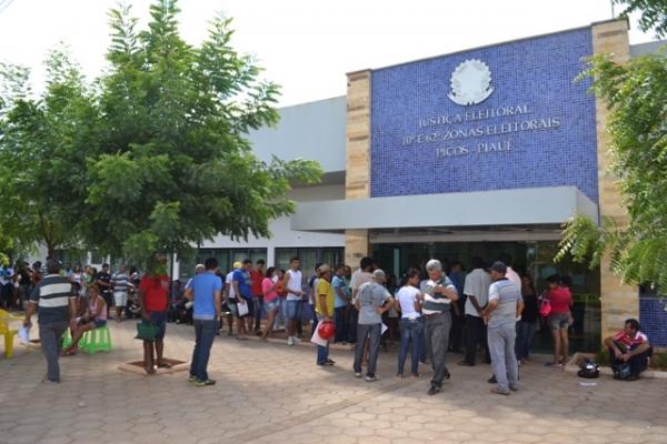 Eleitores enfrentam filas para regularizar o título . - Imagem 1