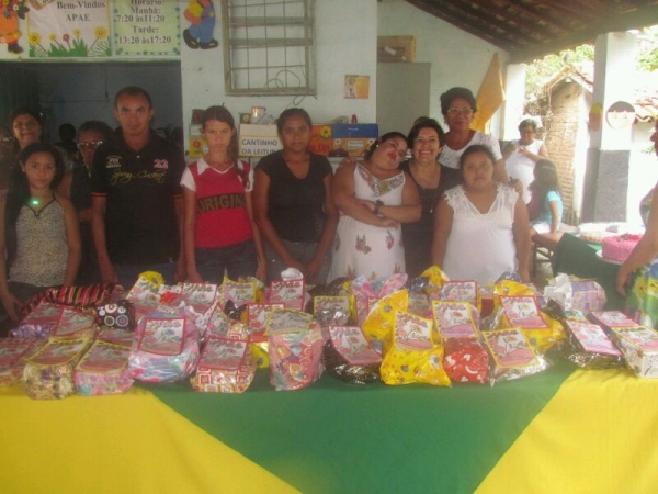 APAE realiza grande festa em homenagem às mães - Imagem 15