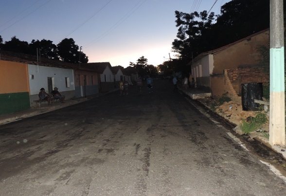 Rua João Pinheiro recebe pavimentação asfáltica e moradores já preparam festa de inauguração - Imagem 2