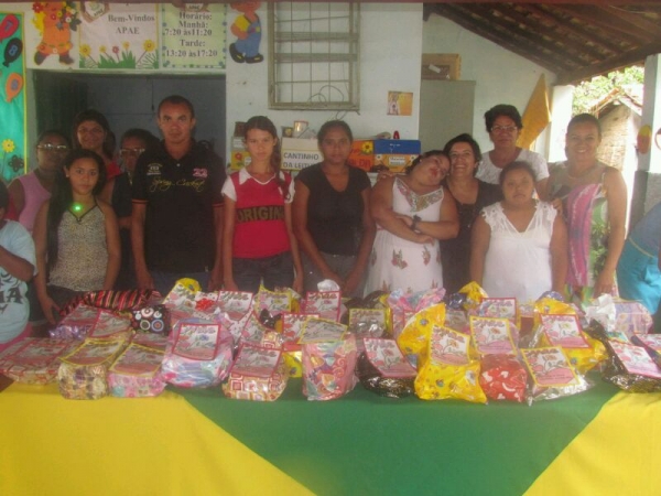 APAE realiza grande festa em homenagem às mães - Imagem 11