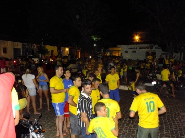 TORCEDORES SE REÚNEM PARA TORCEREM JUNTOS NO CLUBE MUNICIPAL EM DOM EXPEDITO LOPES. - Imagem 1