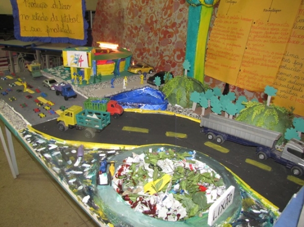 Atualizando: Centro de Ensino Médio promove II Feira do Conhecimento  - Imagem 1