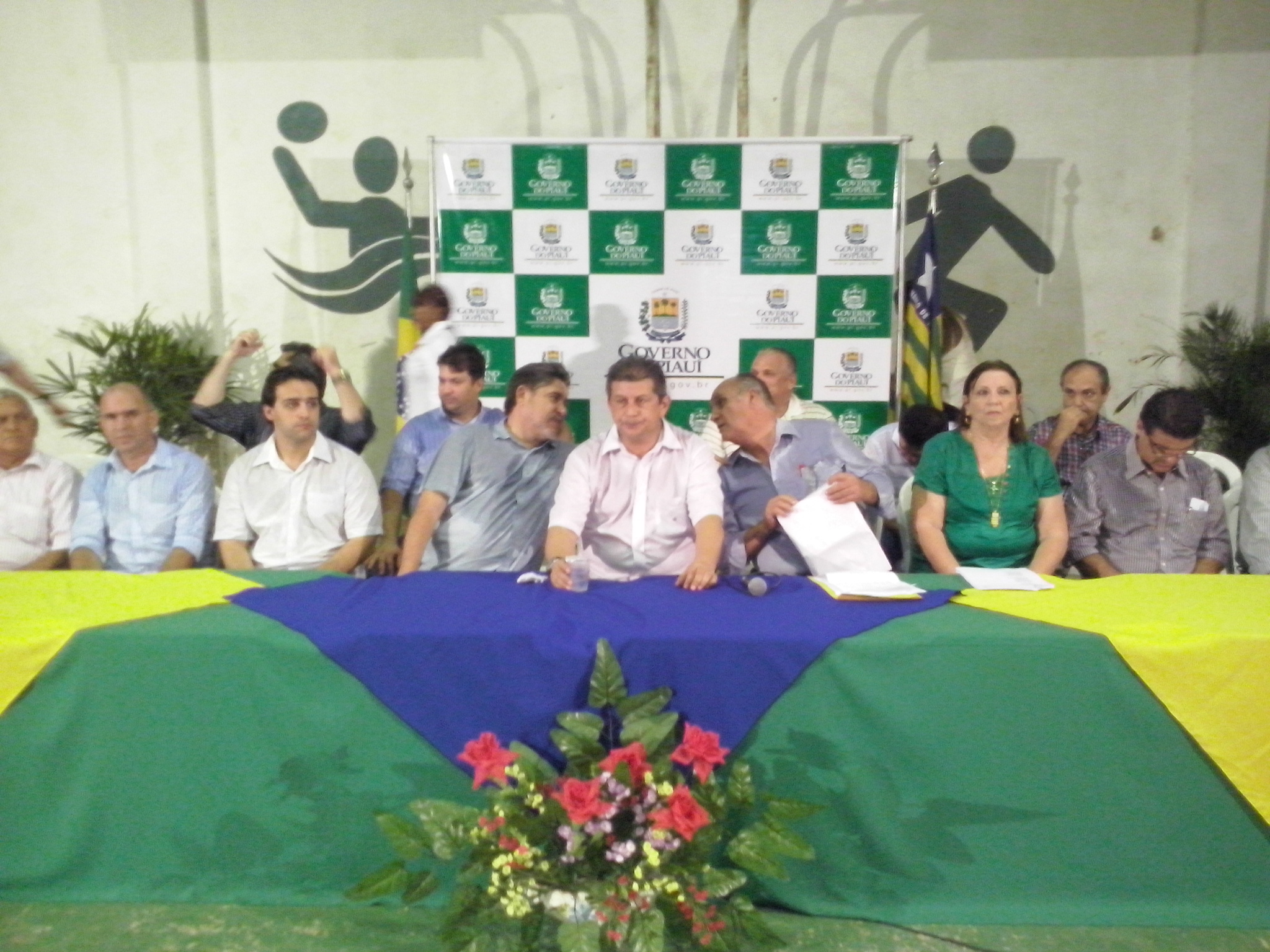 Prefeito Raimundo Ferreira inaugura obras com o governador Zé Filho 