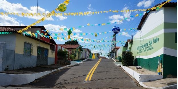 Enquete: Quais das ruas ornamentadas em ritmo de copa merece ganhar o prêmio? 