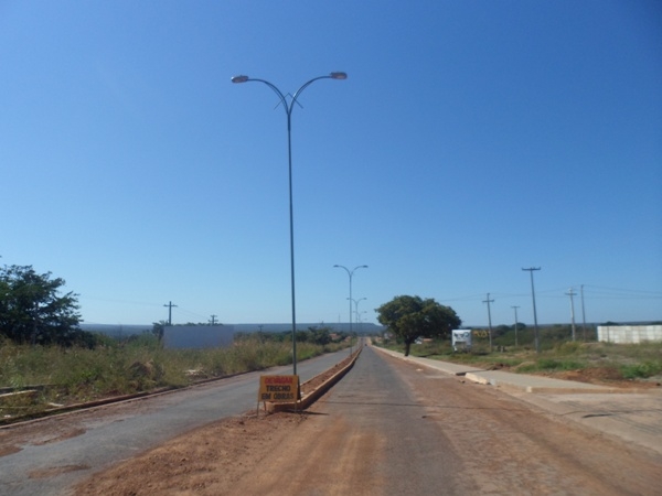 Postes já estão colocados na Avenida Stanley Fortes Batista e a obra continua - Imagem 3