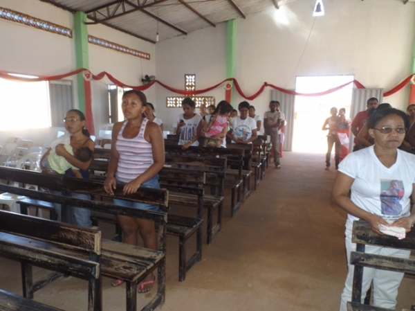 Família de garoto vítima de bala perdida presta suas últimas homenagens - Imagem 4