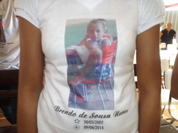 Família de garoto vítima de bala perdida presta suas últimas homenagens - Imagem 3