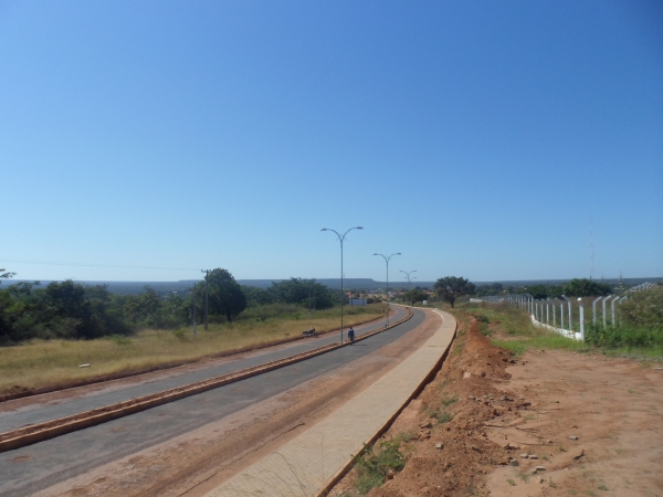 Postes já estão colocados na Avenida Stanley Fortes Batista e a obra continua - Imagem 1